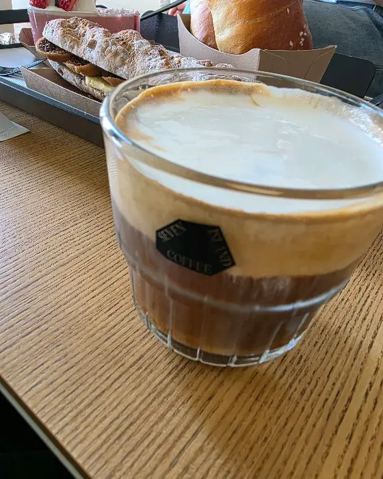 세븐 아일랜드의 블랙라떼, 층층이 쌓인 비주얼이 인상적