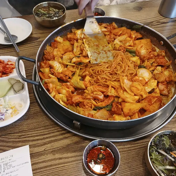 닭갈비와 볶음밥, 그리고 반찬들