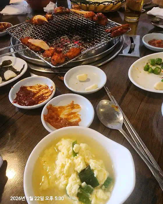 탁자 위에 여러 가지 반찬과 소스가 담긴 작은 접시들이 놓여 있다. 중앙에는 숯불 구이가 가능하다.