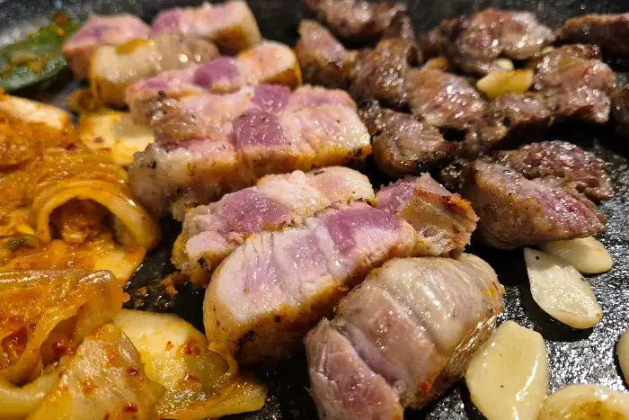 김치와 함께 구워지는 고기