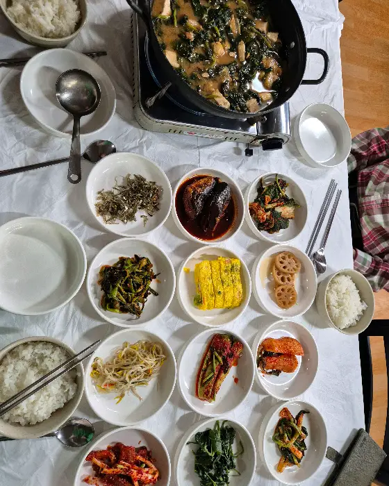 식탁 위 음식 모습