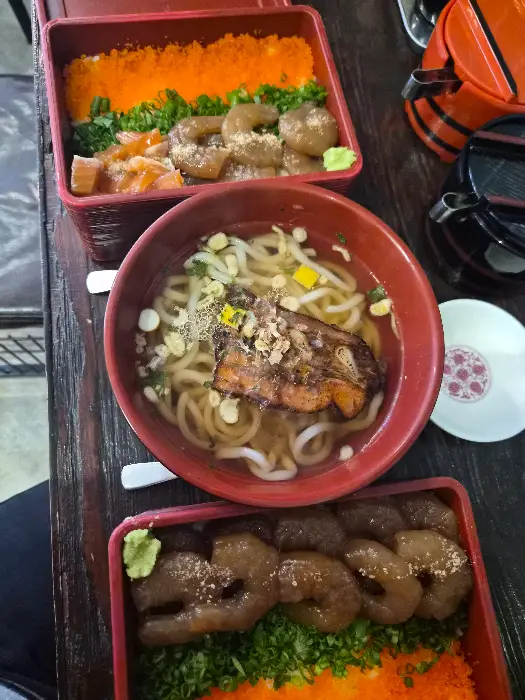 진주 료시의 지라시 스시와 우동