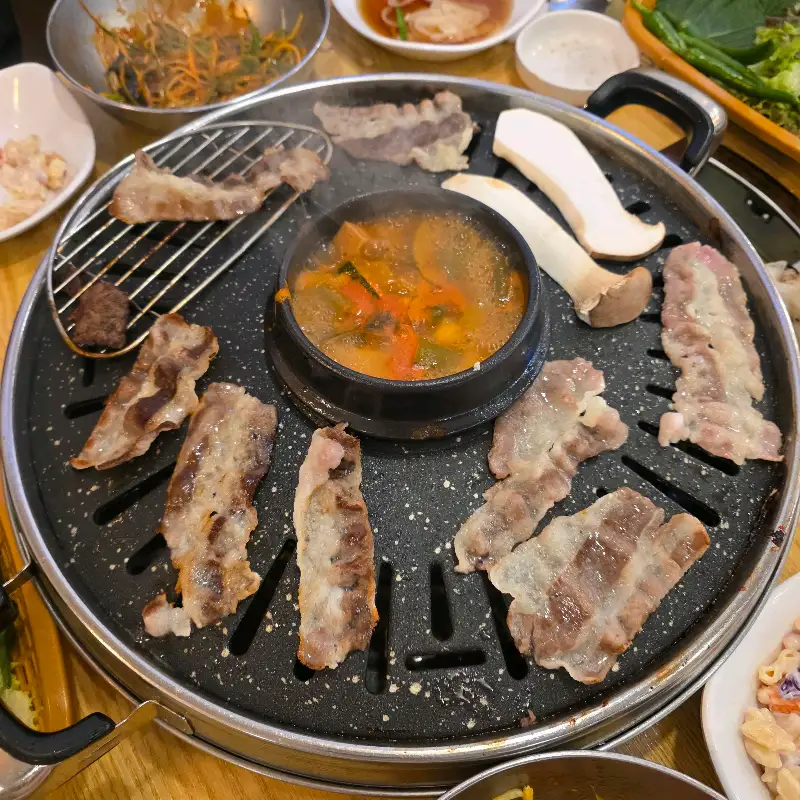 지글거리는 고기와 찌개