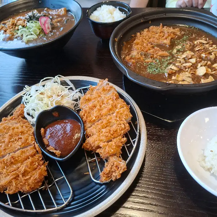 다양한 메뉴가 한 상 차려진 모습