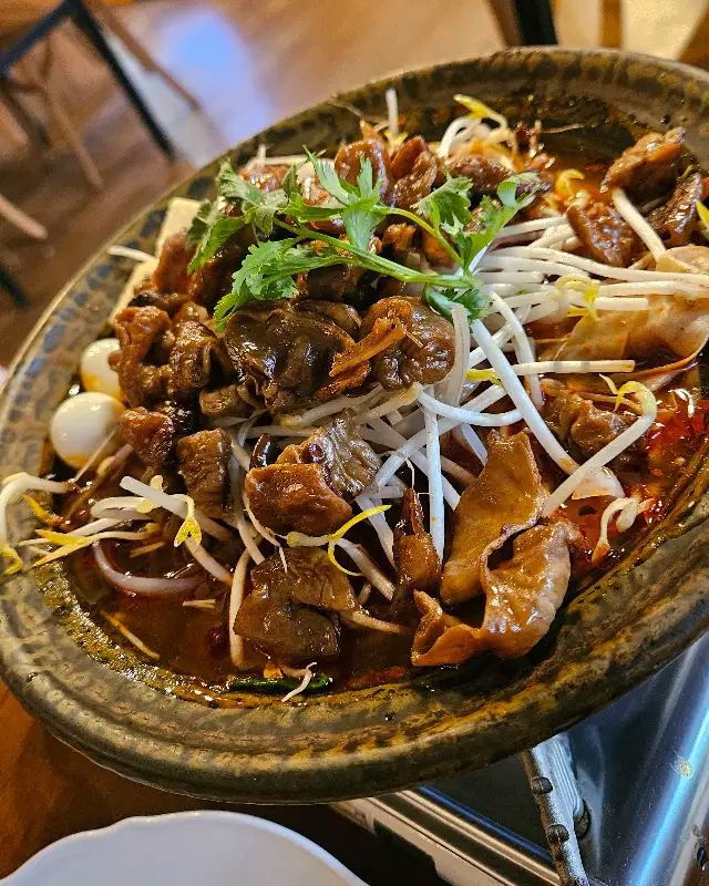 깔끔하고 현대적인 식당 내부 전경