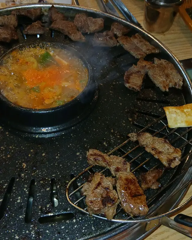 노릇하게 구워진 고기