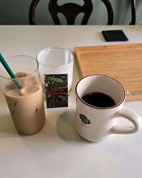커피와 라떼가 담긴 잔들