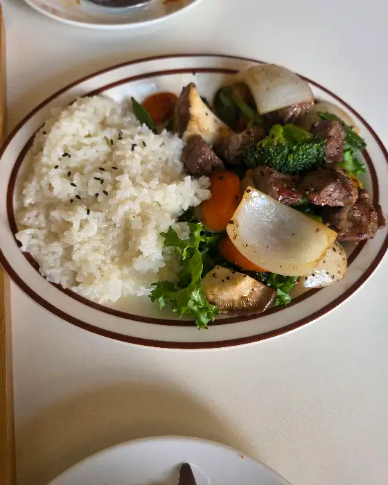 밥 위에 소고기와 채소가 얹어진 요리