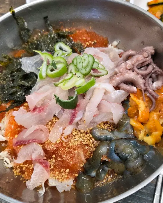 신선한 회와 문어가 담긴 물회