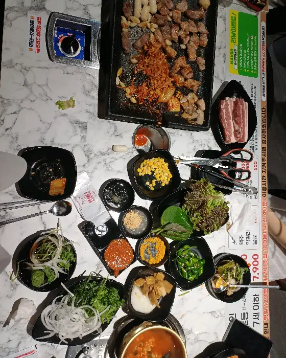 테이블에 차려진 푸짐한 한상차림