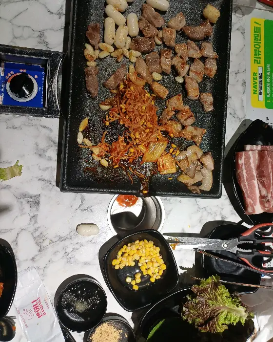 다양한 반찬과 소스가 준비된 테이블