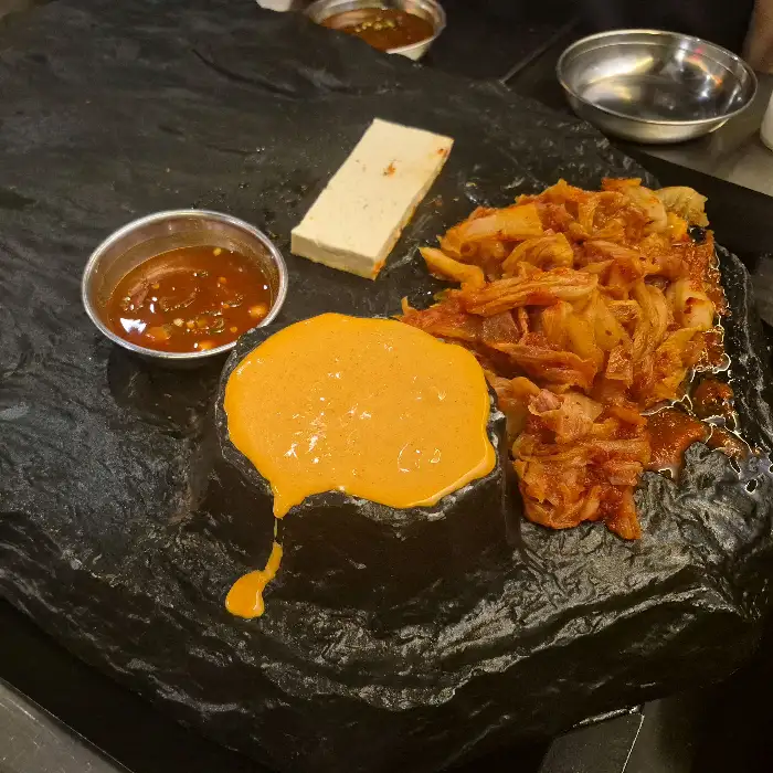 불판 위 용암 치즈와 두부, 김치