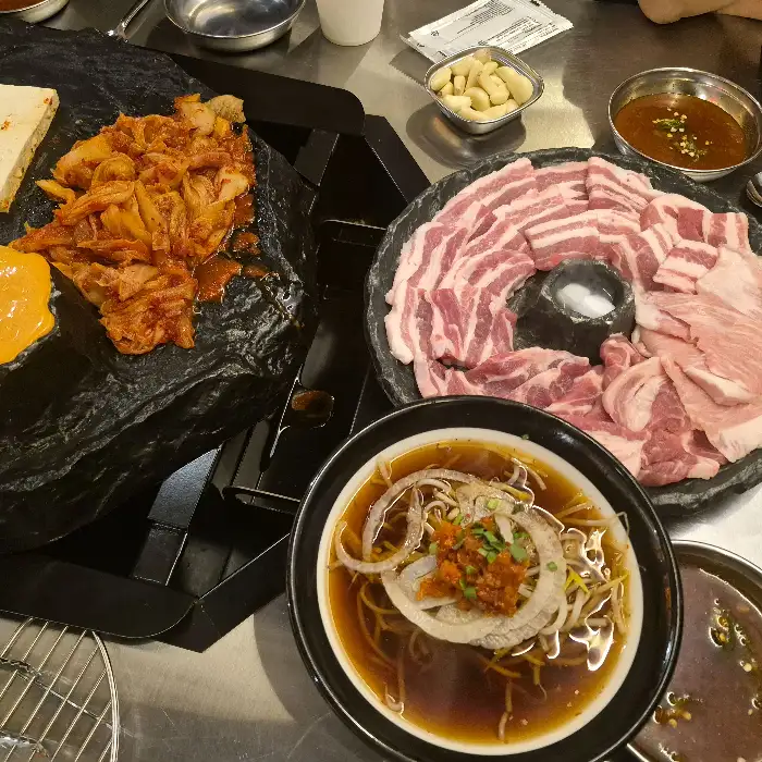 모듬돌판 세트와 쌀국수, 쌈채소