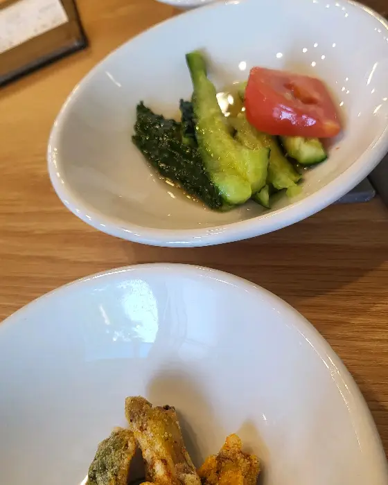 신선해 보이는 오이와 토마토