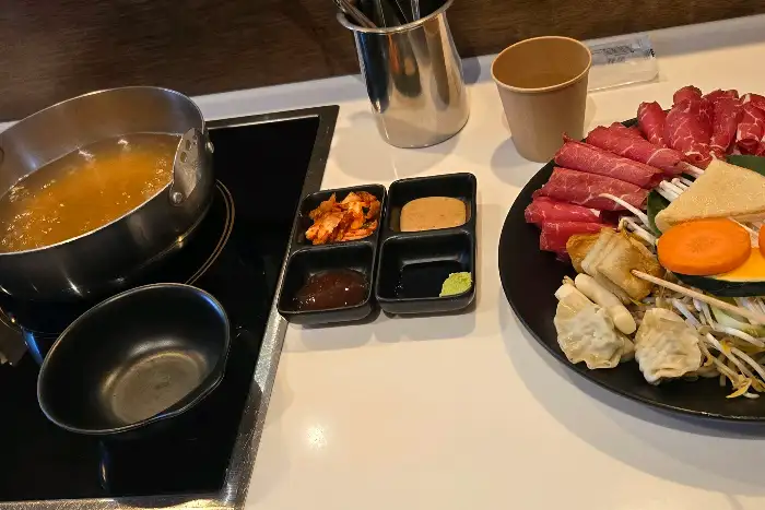 다양한 소스와 김치가 함께 제공된 모습