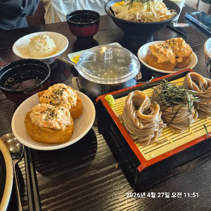 동그란 튀김 위에 속을 채운 이색적인 메뉴