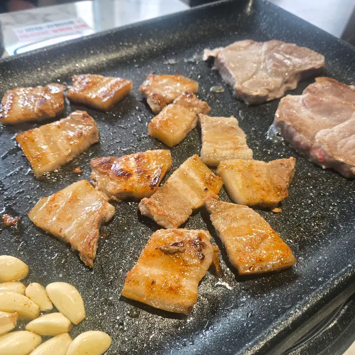 노릇하게 구워진 고기 조각들