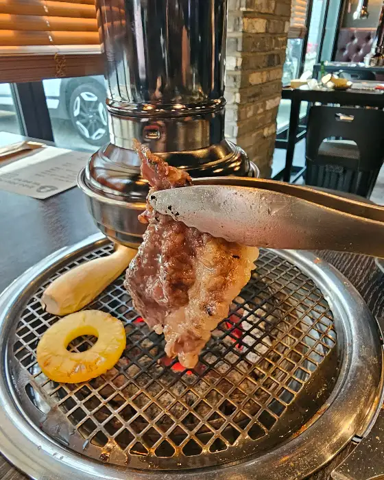 먹기 좋게 구워지고 있는 소고기