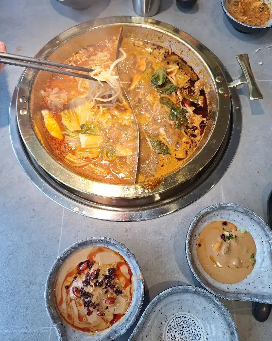 붉은 육수의 홍탕과 맑은 육수의 반반 훠궈