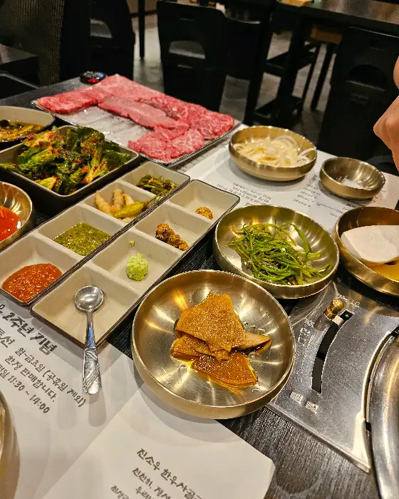 다양한 밑반찬과 함께 준비된 고기