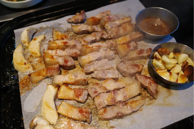 잘 구워진 흑돼지 오겹살