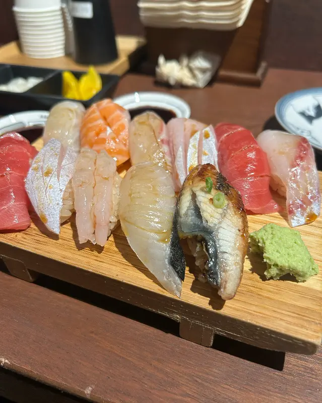 나무 도마 위에 놓인 숙성 초밥