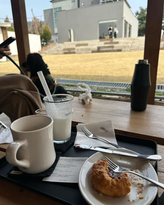 따뜻한 햇살이 가득 들어오는 카페 내부