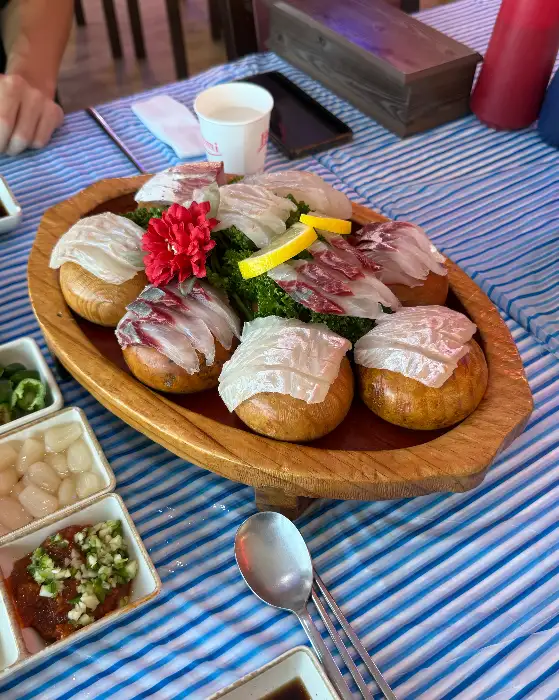 모듬회와 함께 나온 다양한 곁들임 찬