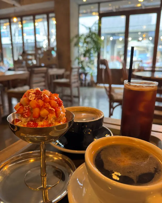 딸기크림치즈푸딩과 아메리카노