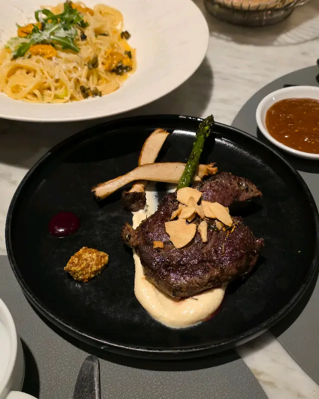 미디엄 레어로 구워진 스테이크