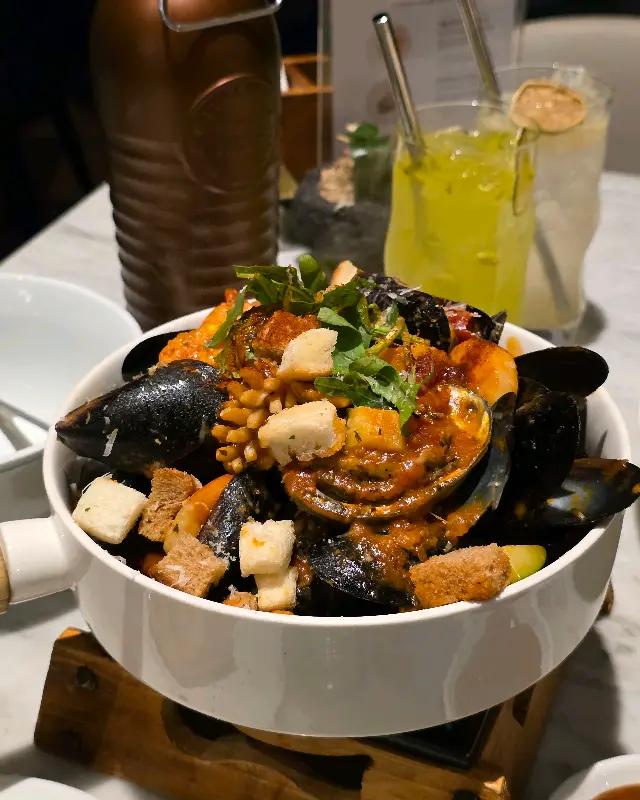 해산물이 듬뿍 들어간 부야베스