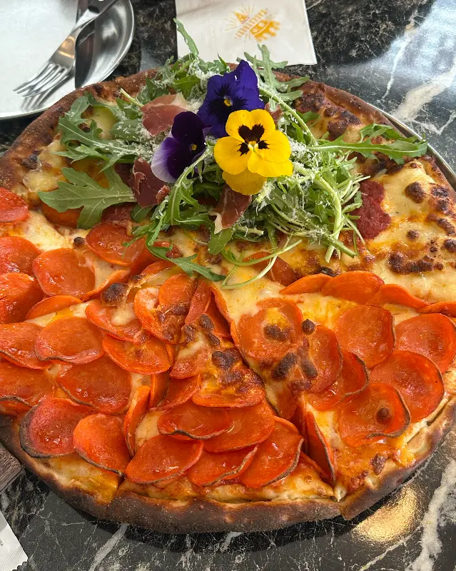 화려한 토핑이 인상적인 피자