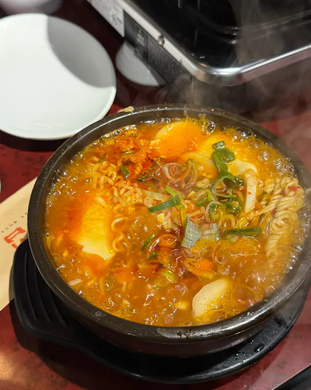 보글보글 끓는 순두부라면국밥