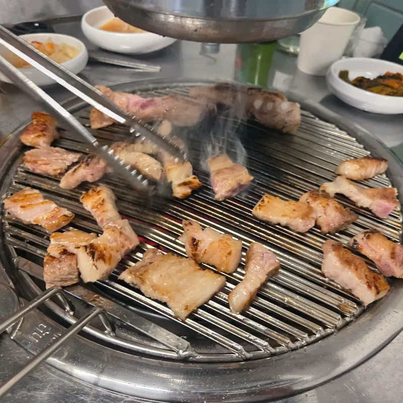 숯불 위에서 익어가는 생갈비