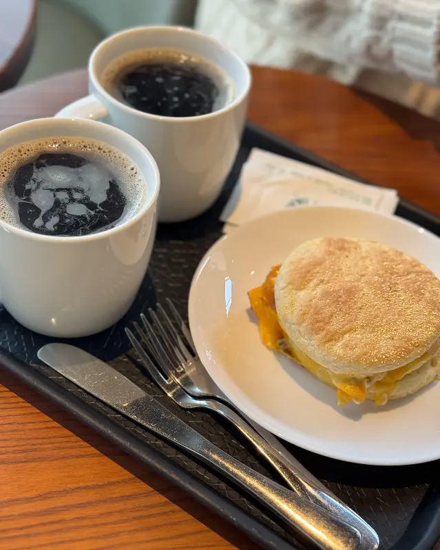 에그에그 샌드위치와 커피