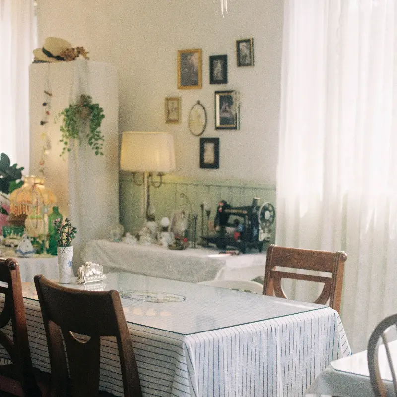 앤티크한 가구와 소품들로 꾸며진 카페 내부