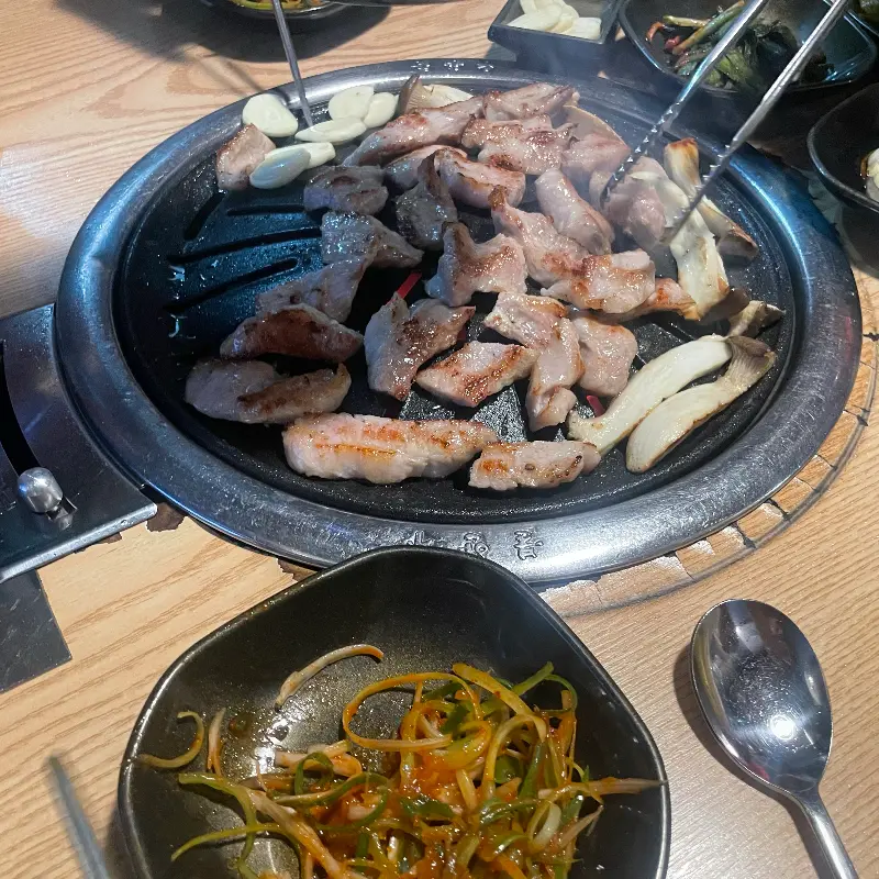 다채로운 쌈 채소와 밑반찬