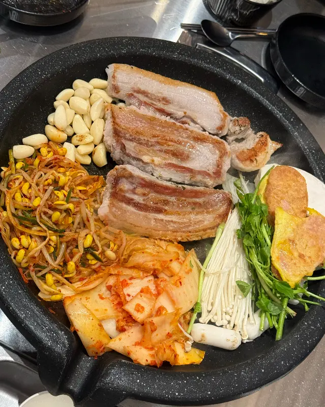 깔끔하게 정돈된 테이블 세팅