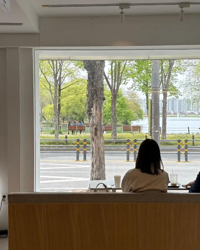 창가 좌석에서 바라본 수성못 뷰