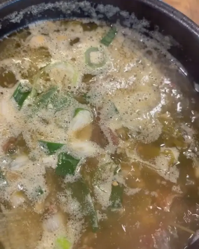 뽀얀 국물이 인상적인 해장국