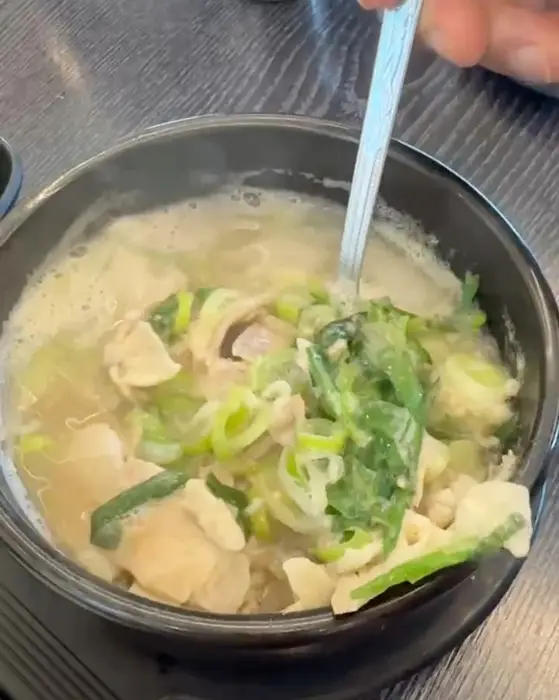 김이 모락모락 나는 푸짐한 돼지국밥