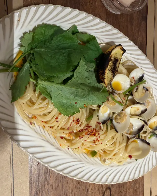 신선한 바지락과 참나물이 듬뿍 올라간 봉골레 파스타