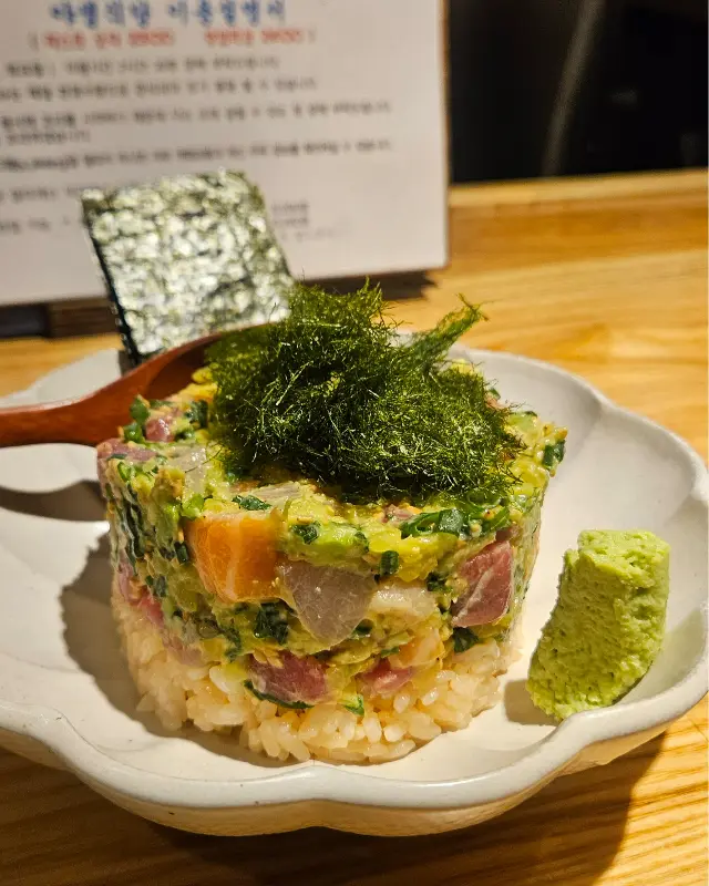 다양한 재료가 꽉 찬 후토마끼