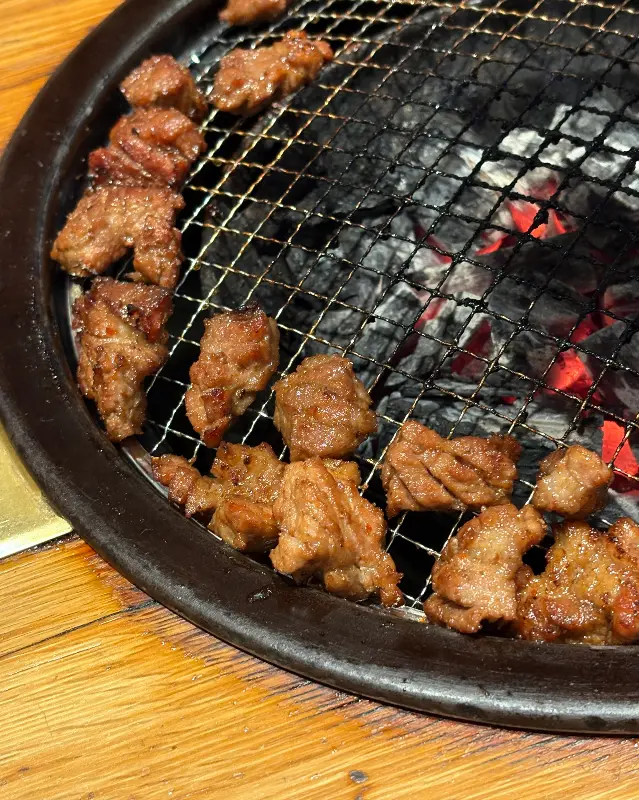 숯불에 구워지는 돼지갈비 조각