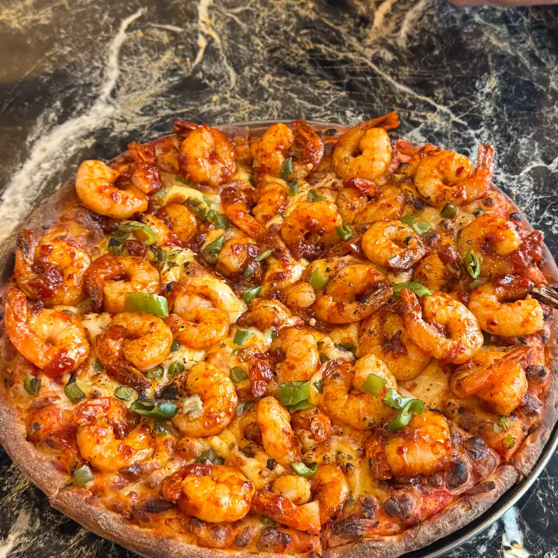 오동통한 새우가 듬뿍 올라간 새우 피자
