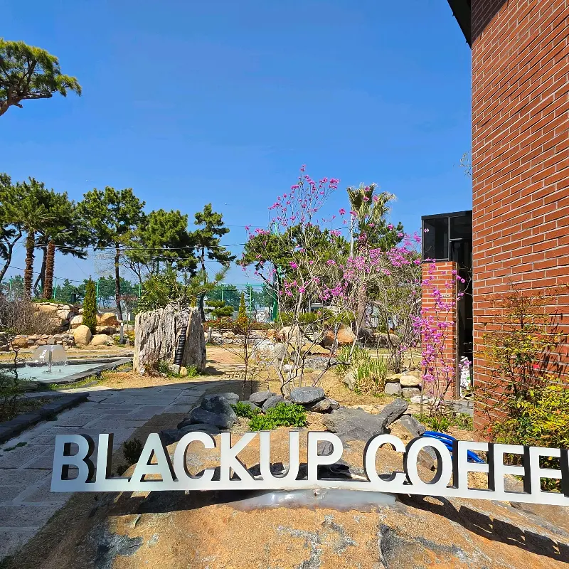 카페 외부 전경