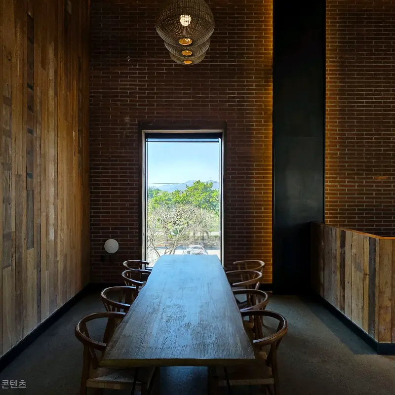 카페 내부 인테리어