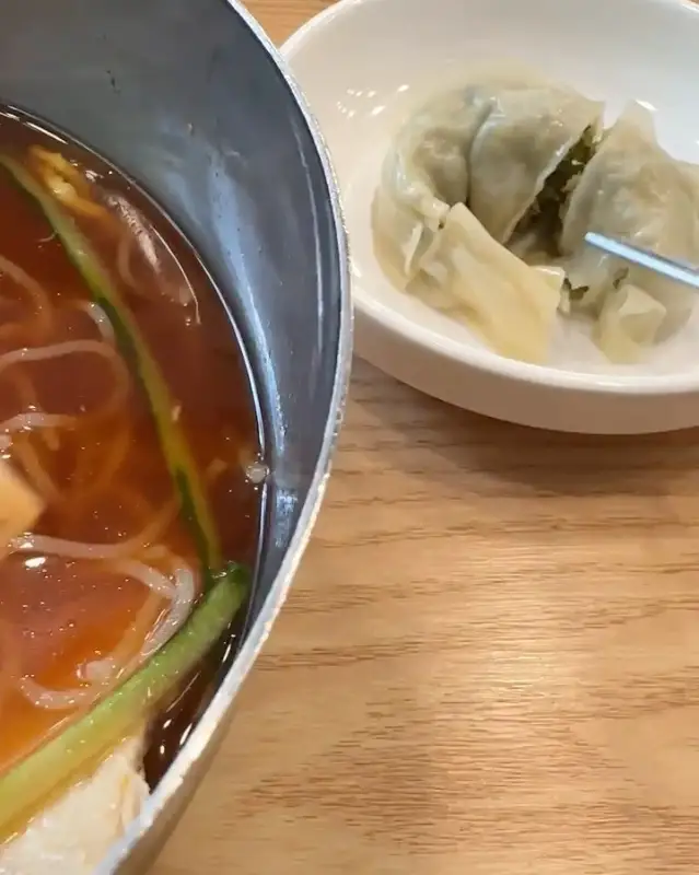 밀면과 만두의 조화로운 상차림