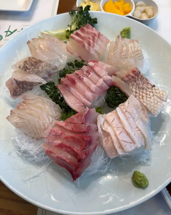 먹기 좋게 플레이팅 된 신선한 모둠 활어회