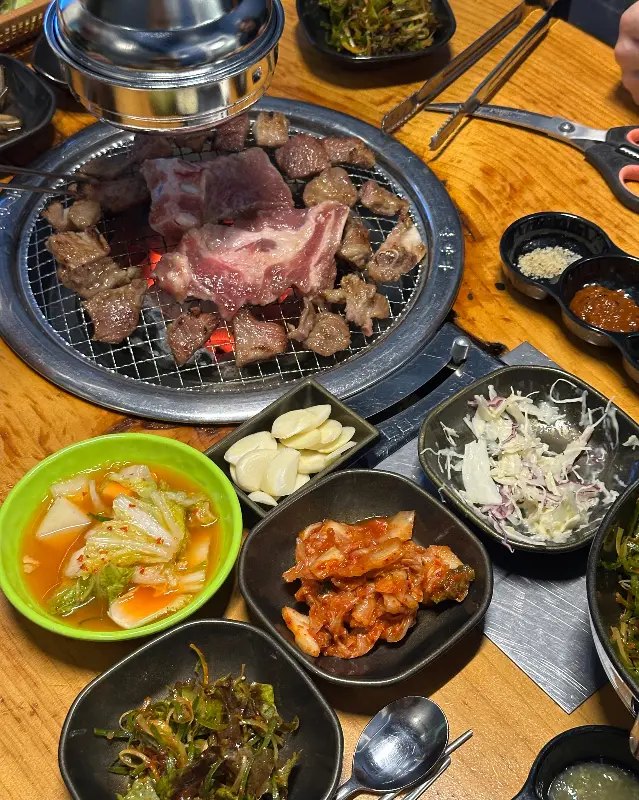 돼지갈비와 푸짐한 밑반찬